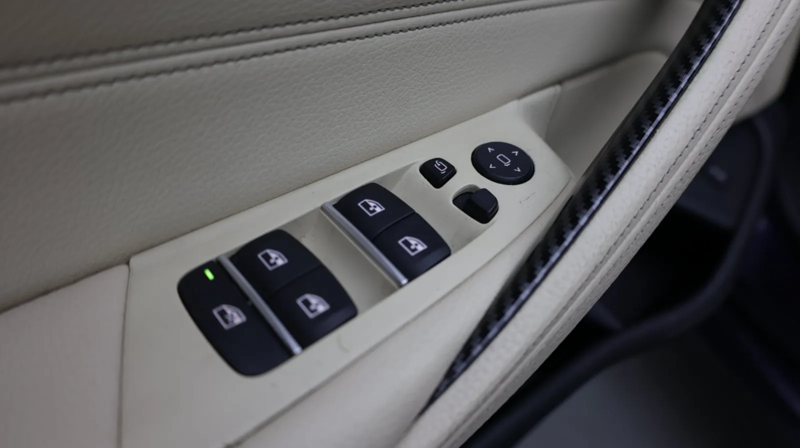 BMW 5 Series photo 12