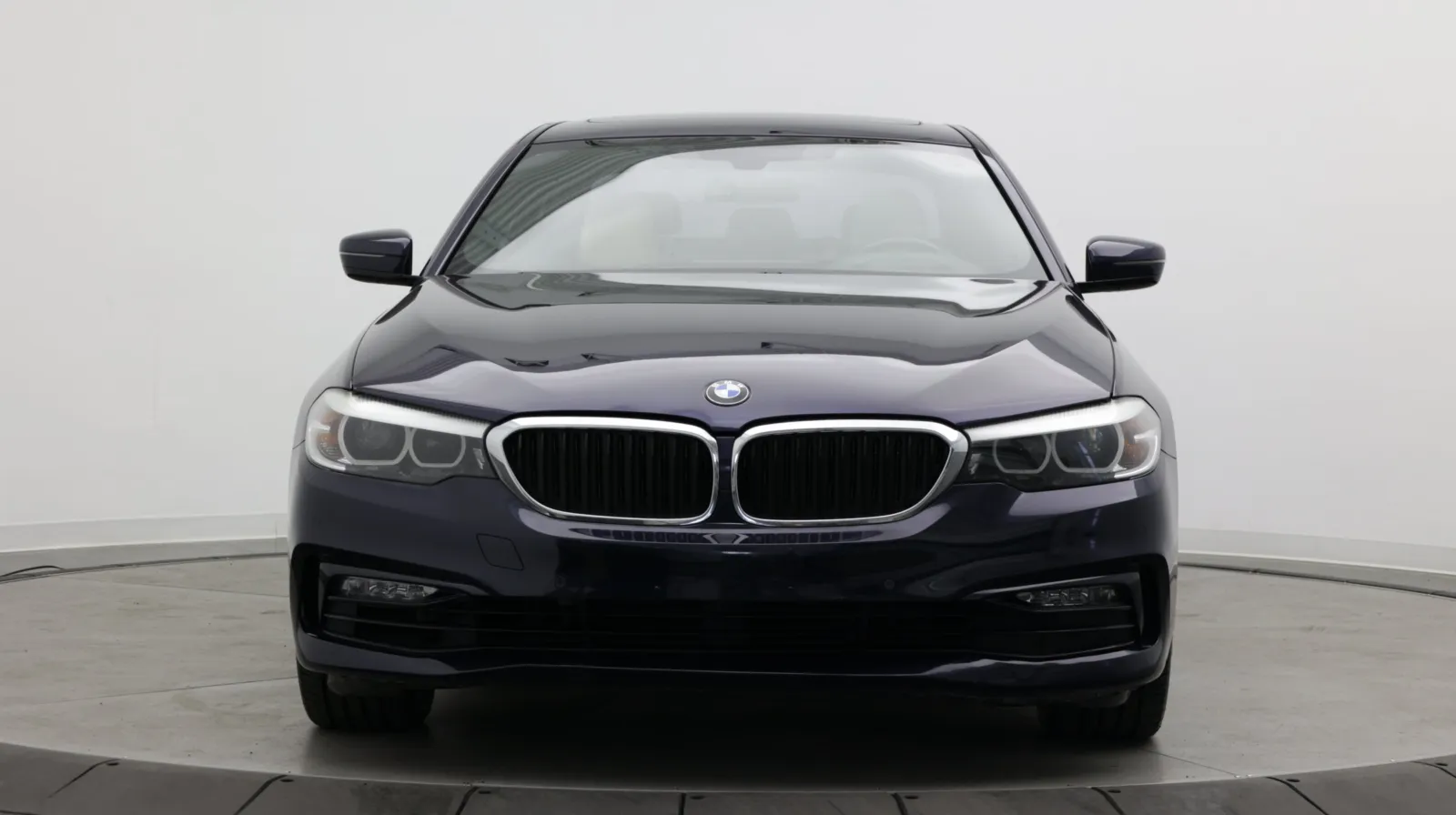 BMW 5 Series photo 2