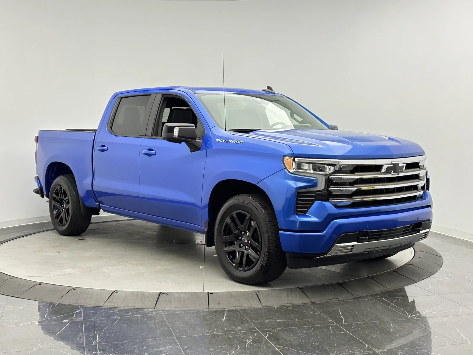 Chevrolet Silverado photo 3