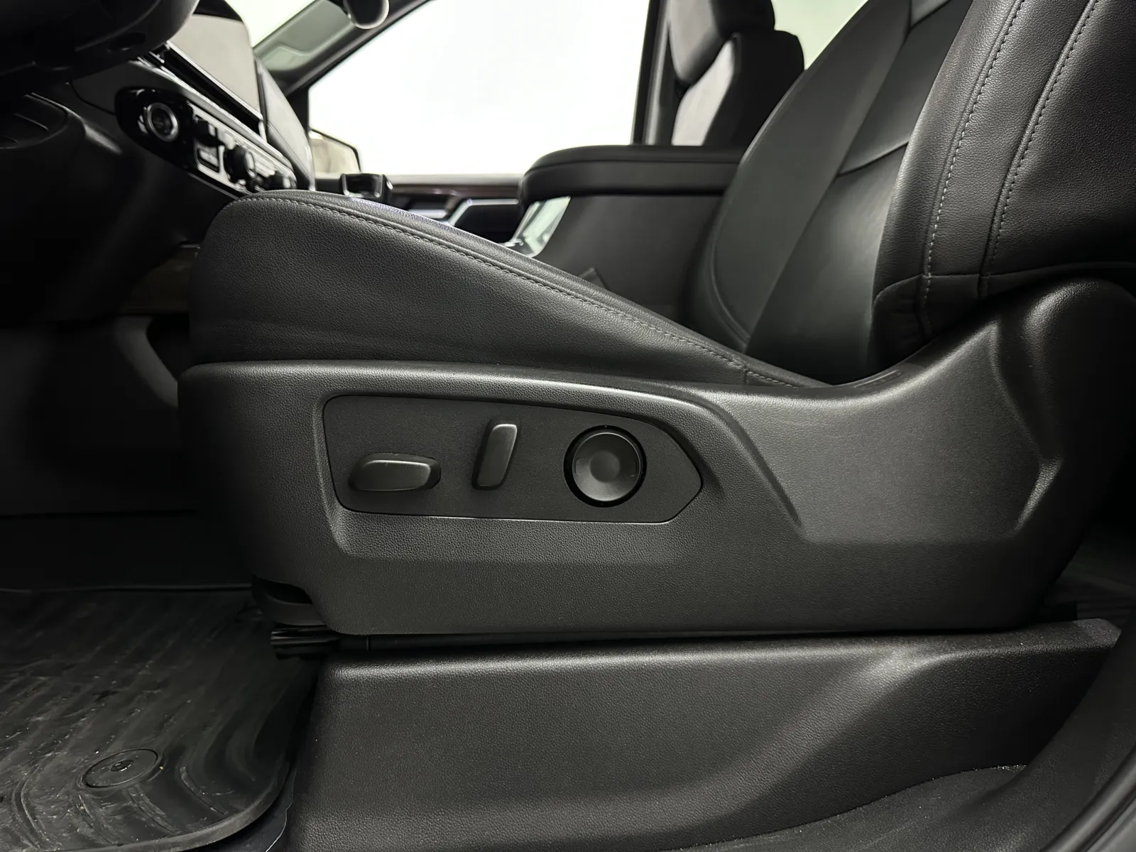 Chevrolet Silverado photo 17