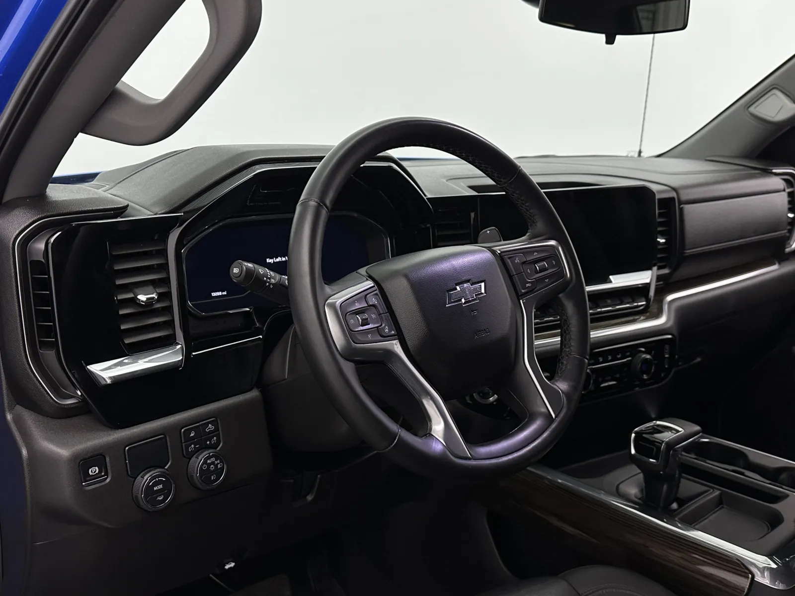 Chevrolet Silverado photo 11