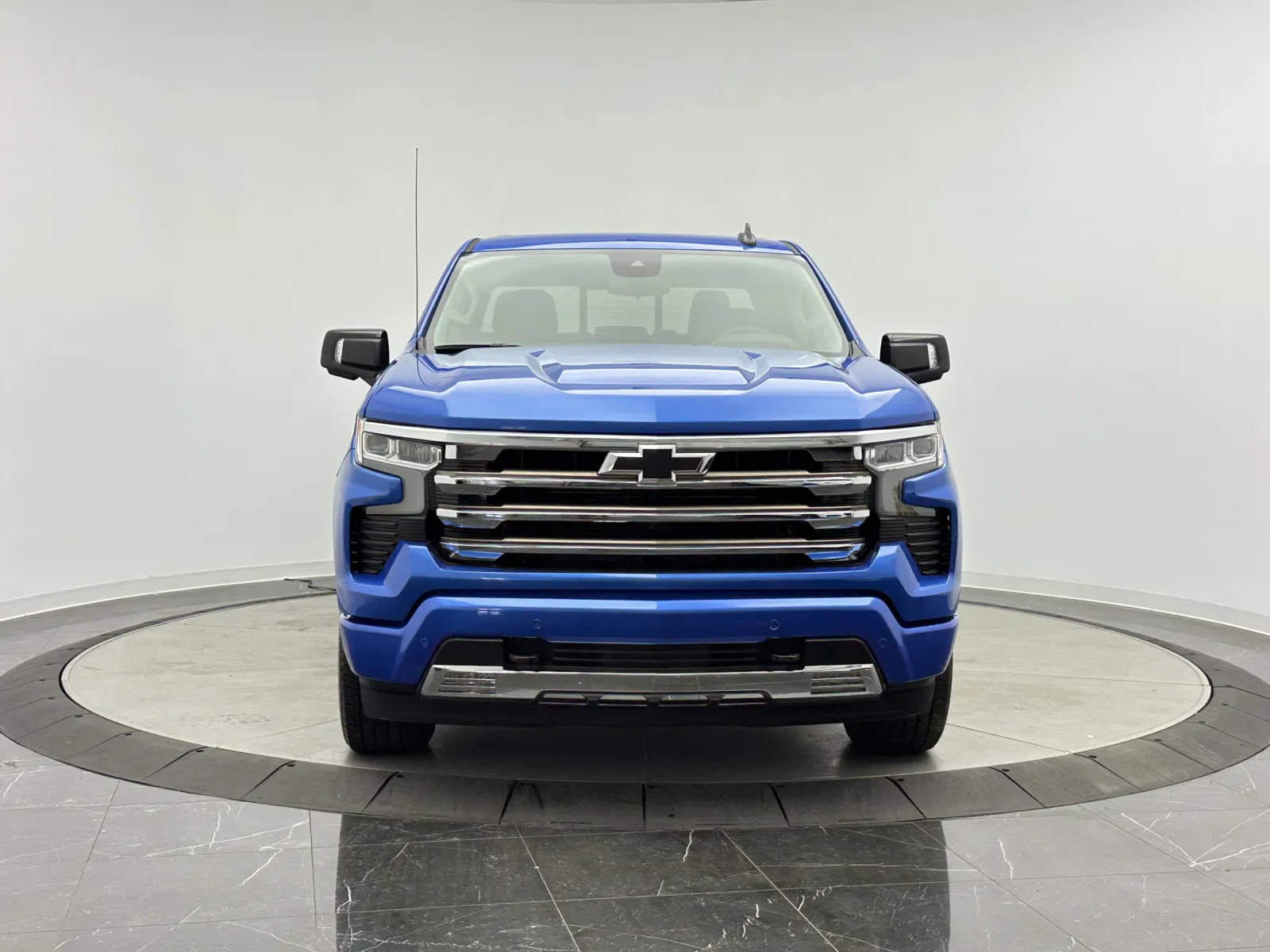 Chevrolet Silverado photo 2