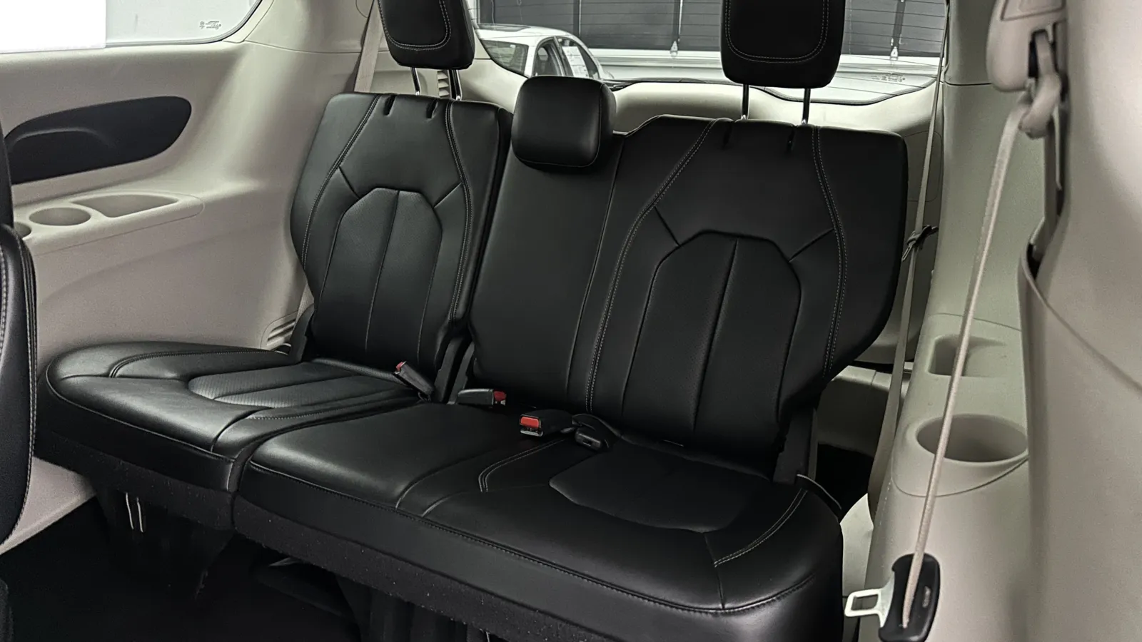 Chrysler Pacifica photo 24