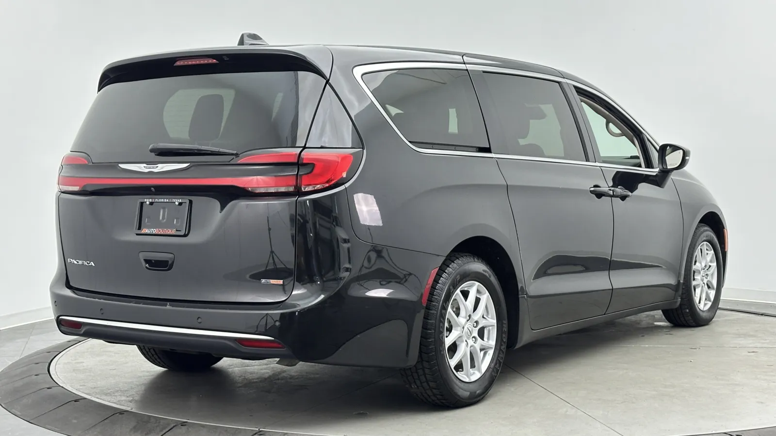 Chrysler Pacifica photo 7