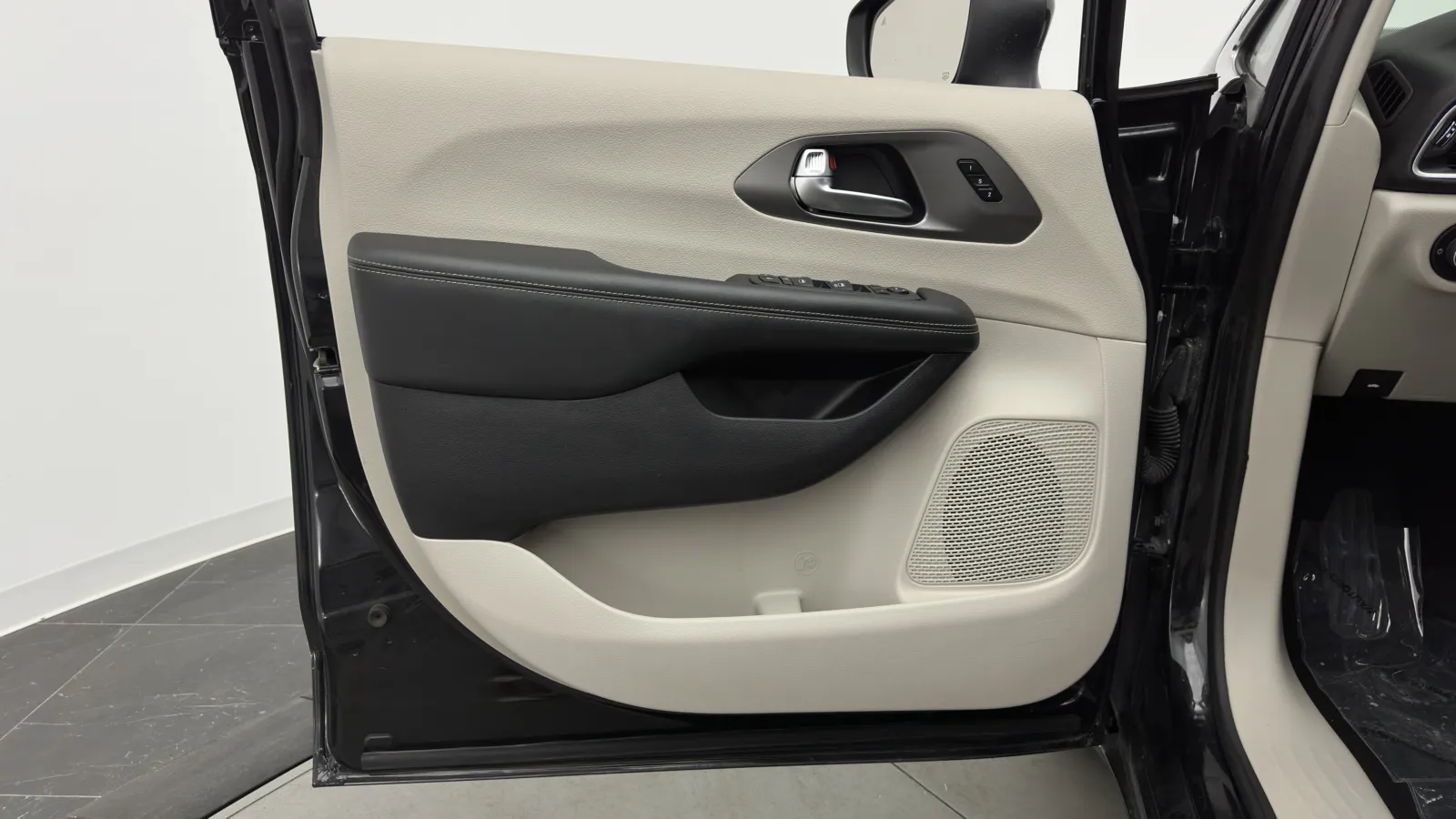 Chrysler Pacifica photo 9