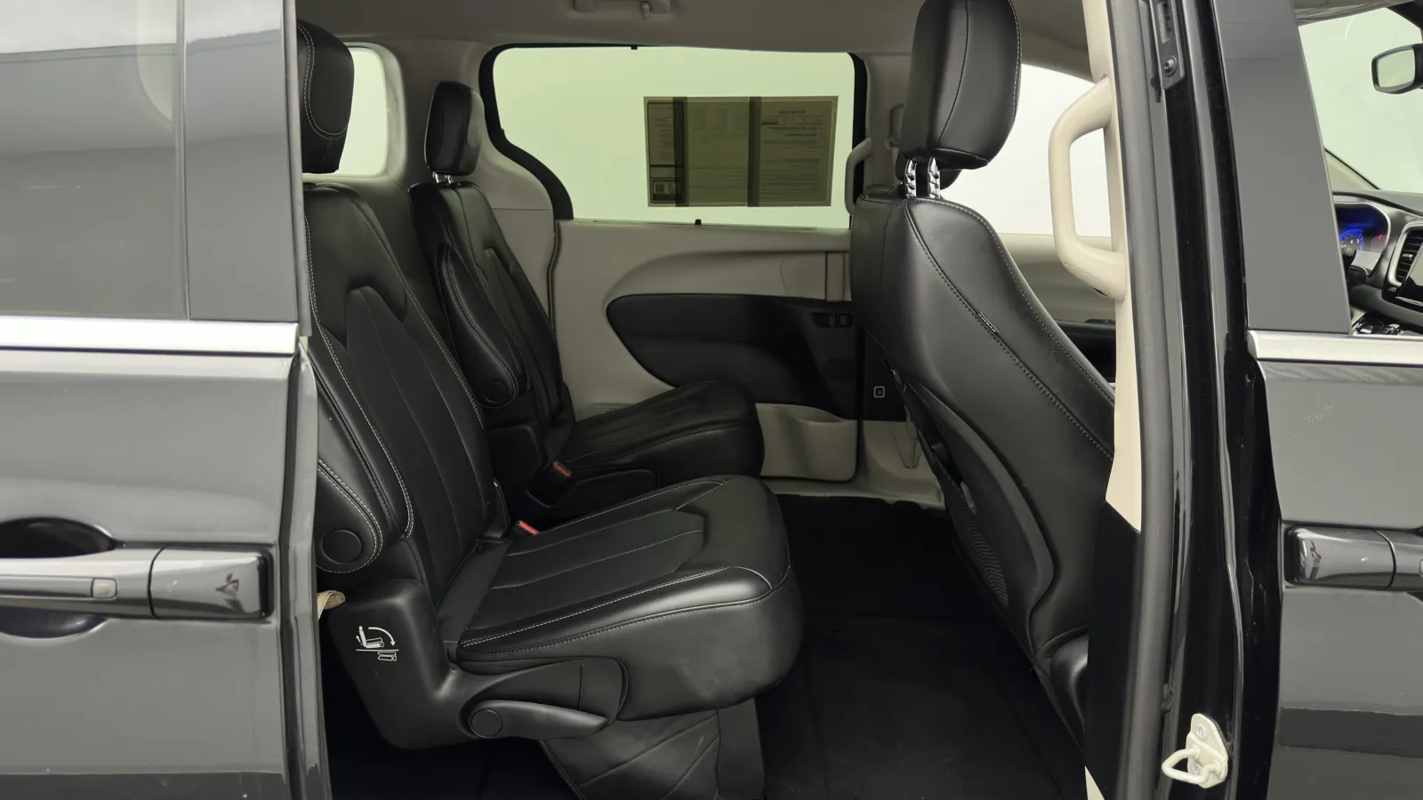 Chrysler Pacifica photo 32