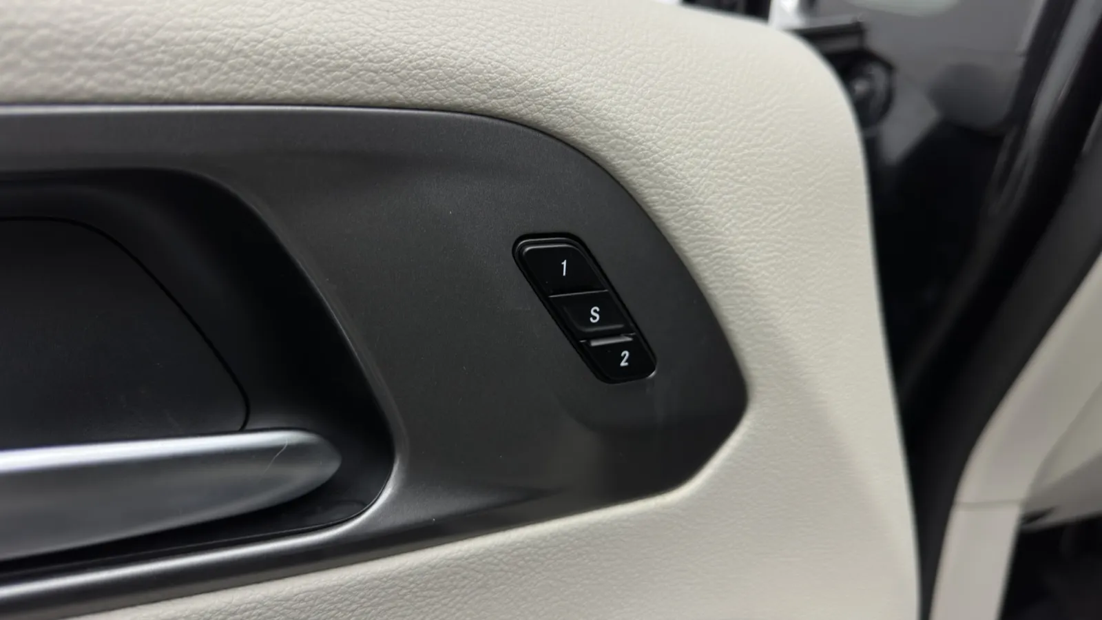 Chrysler Pacifica photo 12