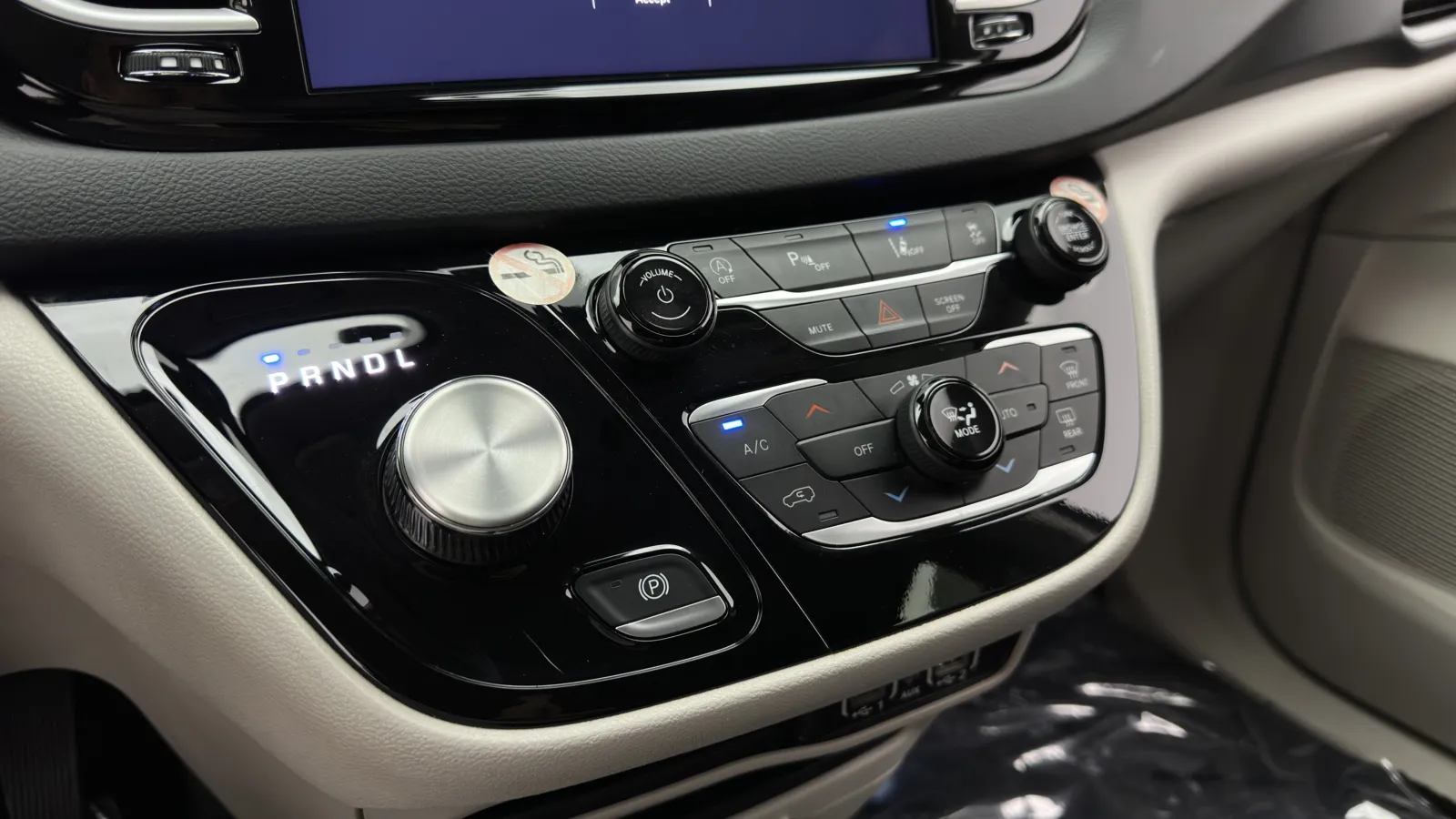 Chrysler Pacifica photo 17