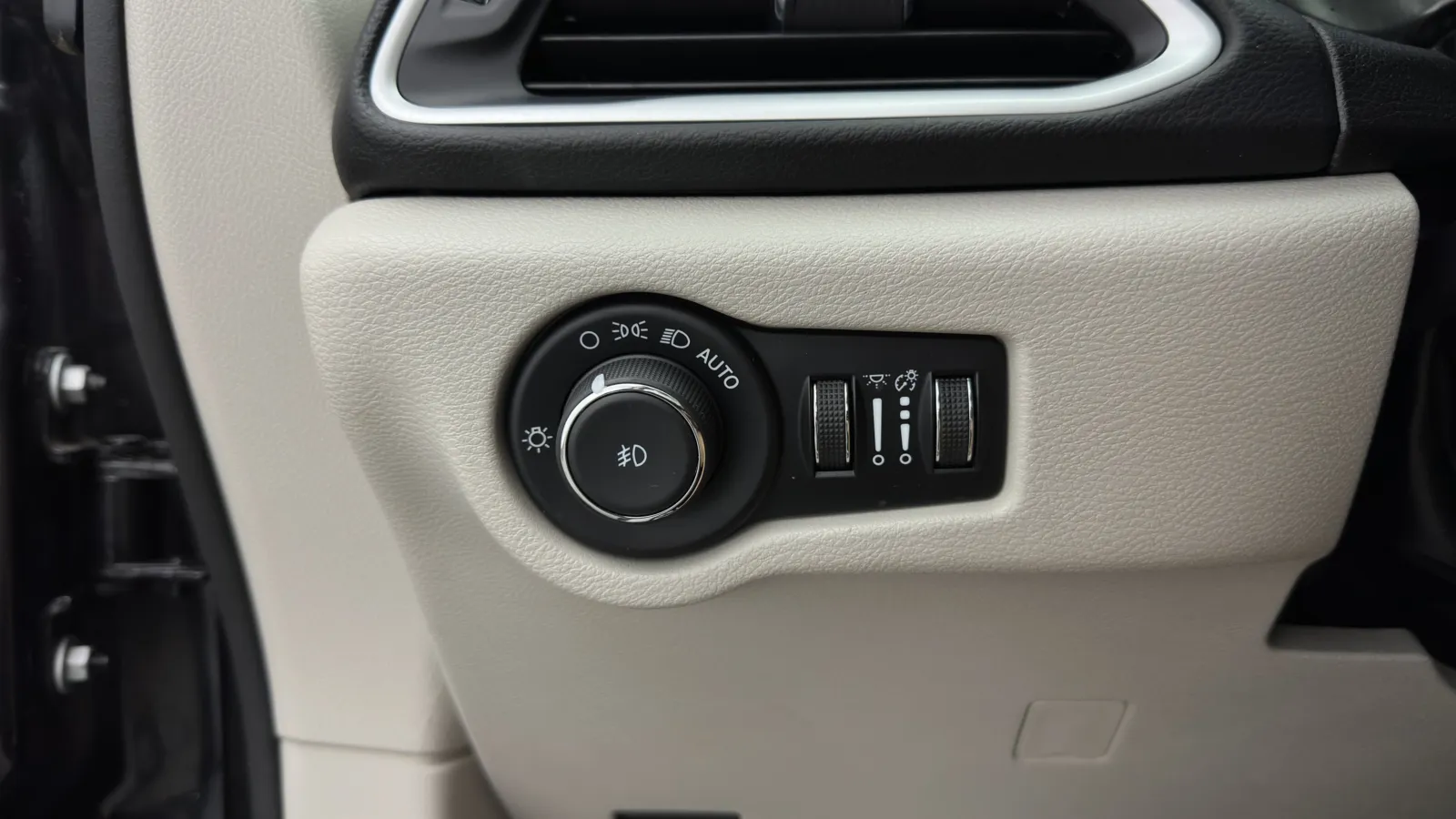 Chrysler Pacifica photo 16