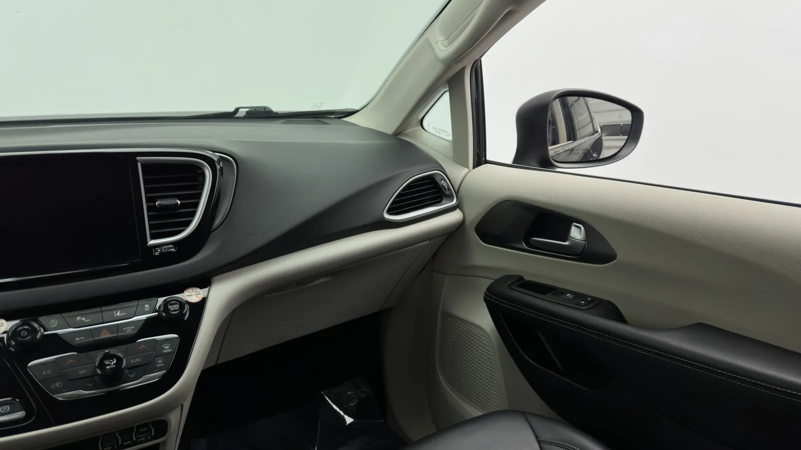 Chrysler Pacifica photo 28