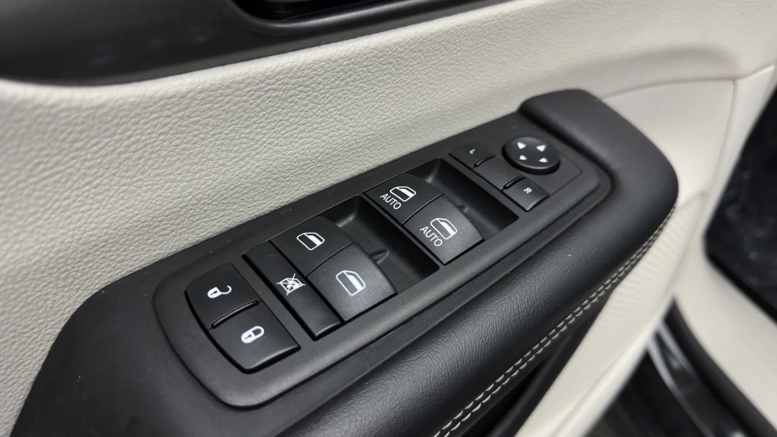 Chrysler Pacifica photo 11