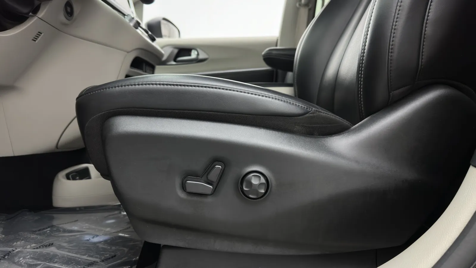 Chrysler Pacifica photo 14
