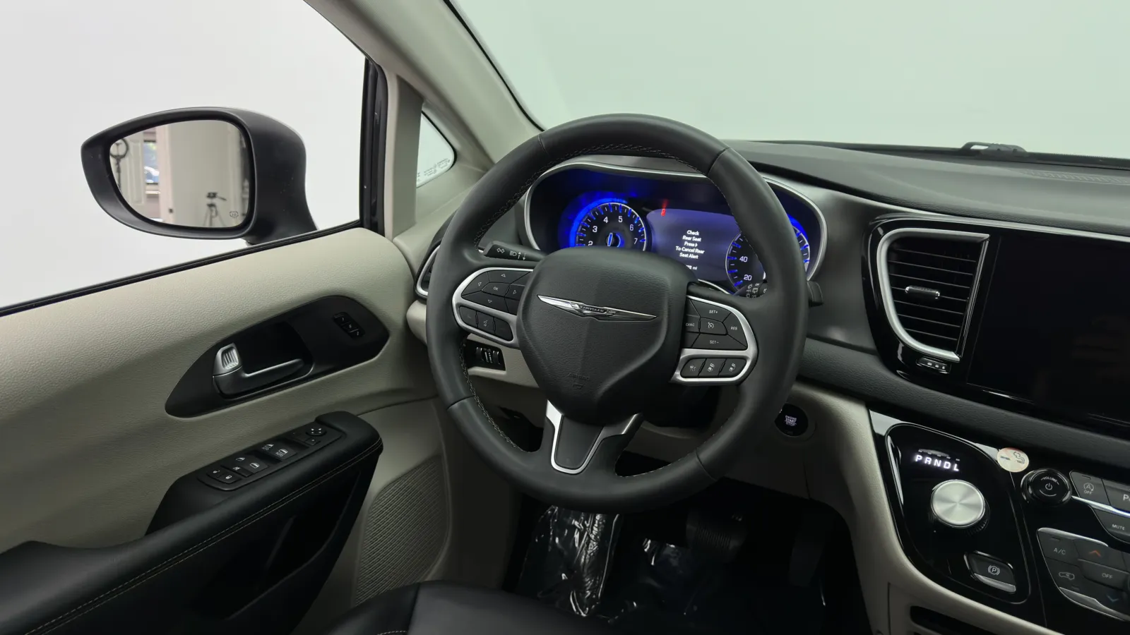 Chrysler Pacifica photo 26