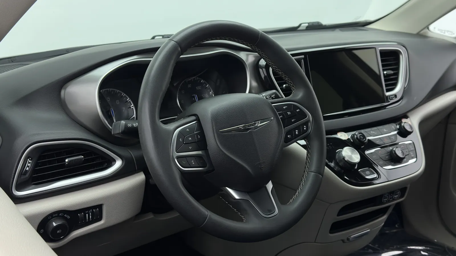 Chrysler Pacifica photo 8