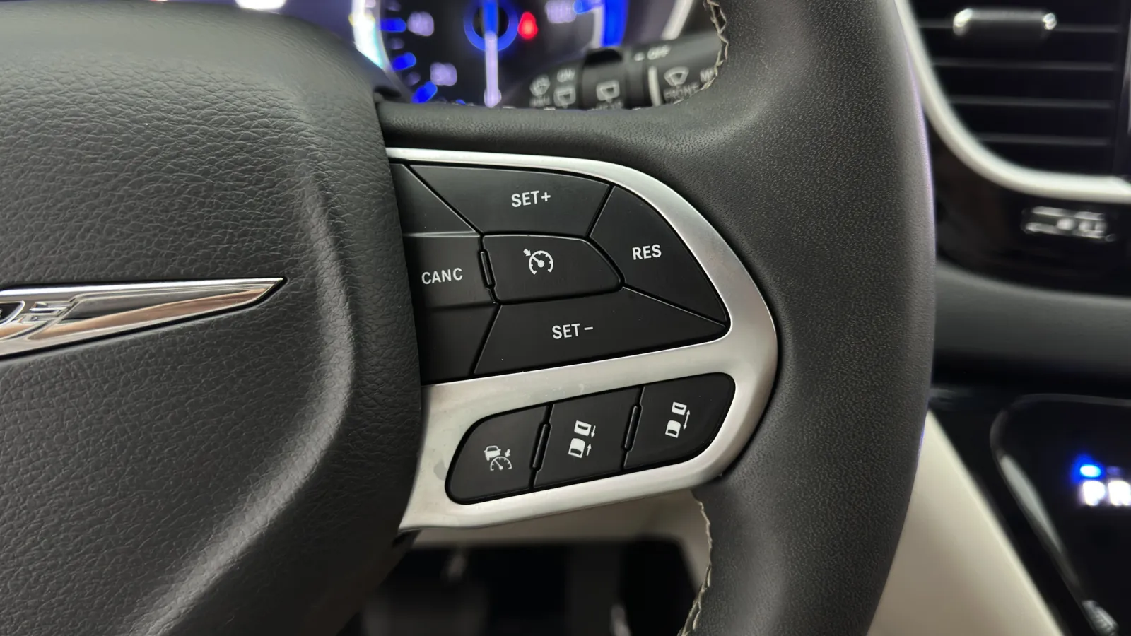 Chrysler Pacifica photo 21