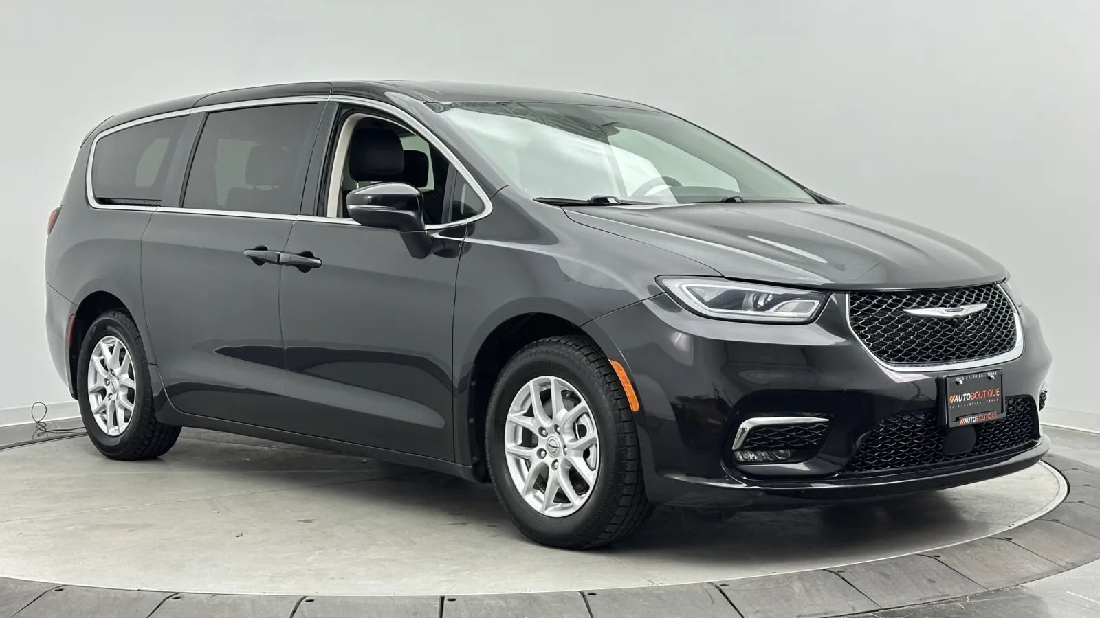 Chrysler Pacifica photo 3