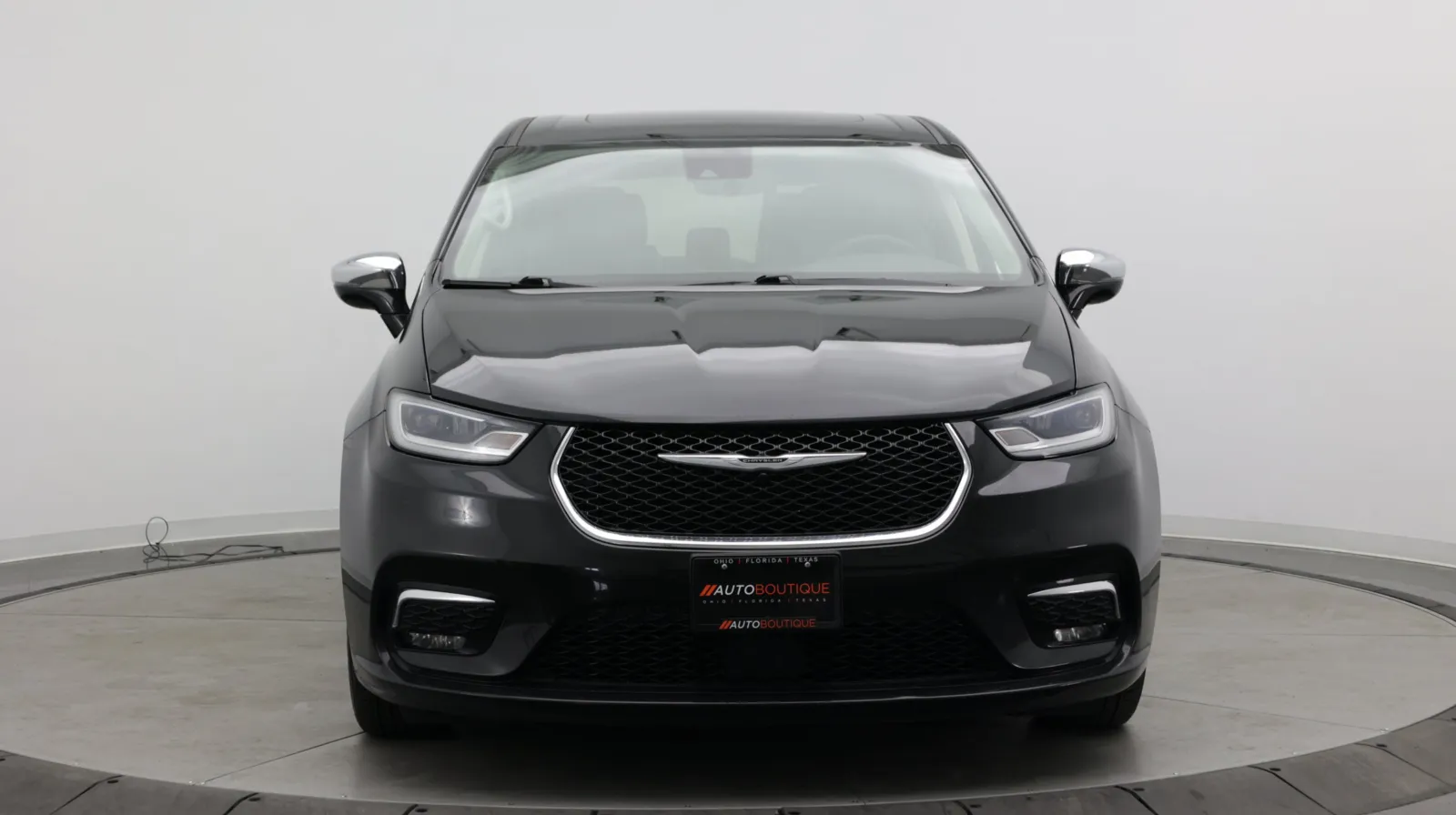 Chrysler Pacifica photo 2