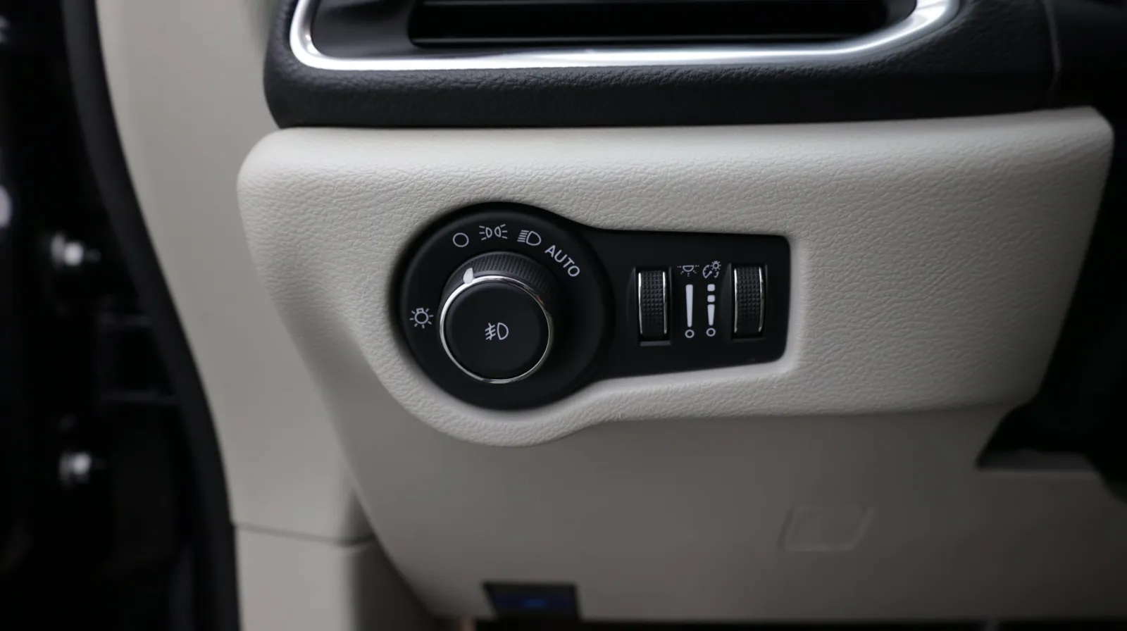Chrysler Pacifica photo 19