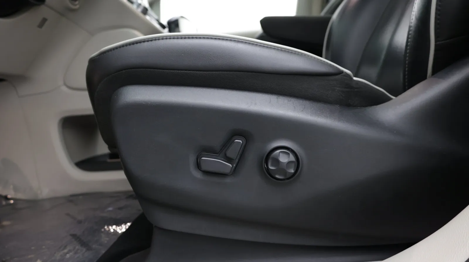 Chrysler Pacifica photo 17