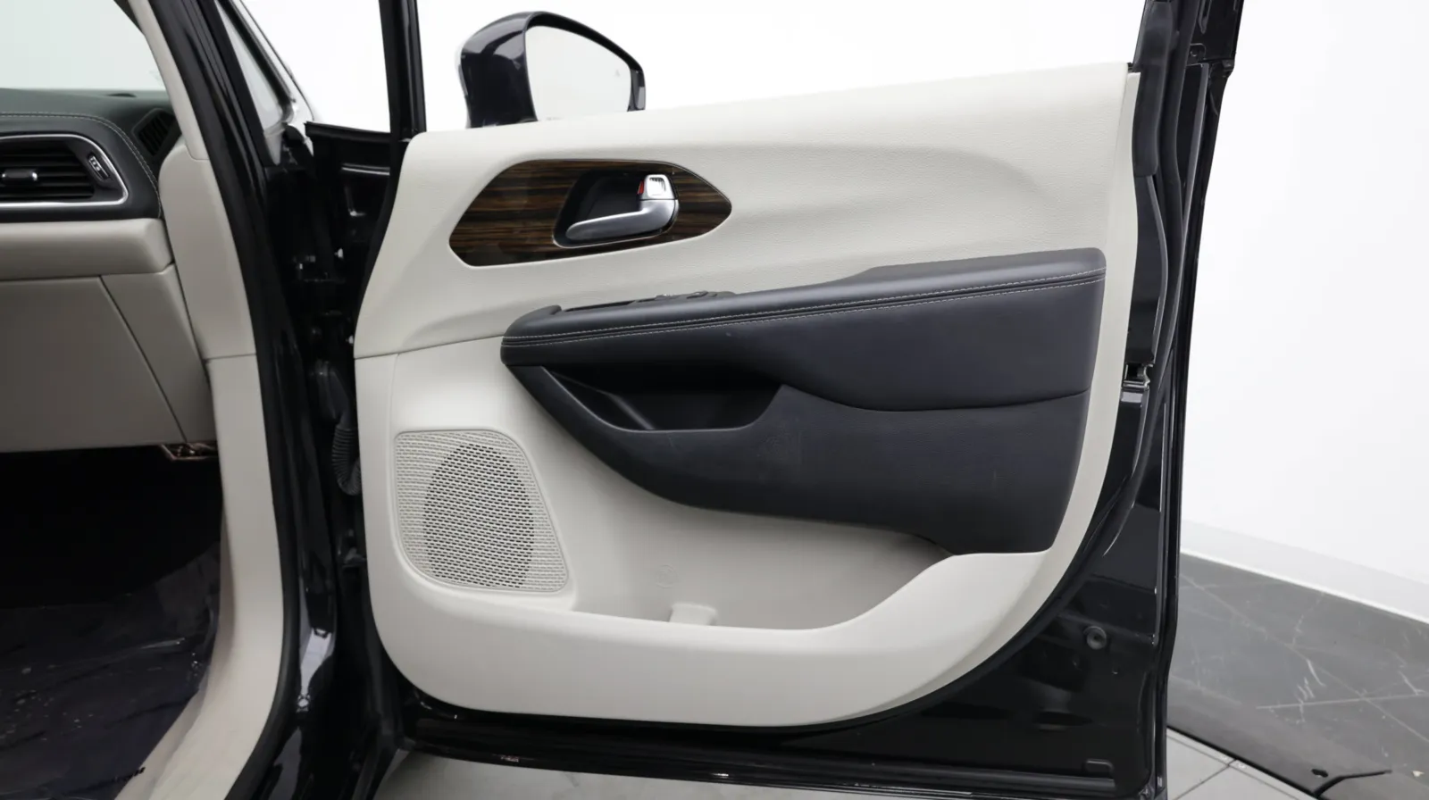 Chrysler Pacifica photo 38