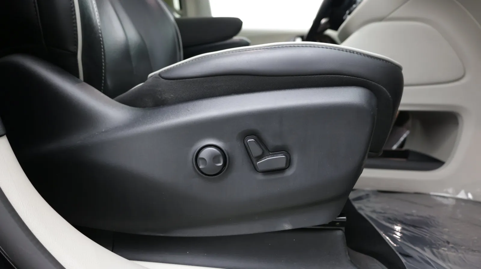 Chrysler Pacifica photo 40
