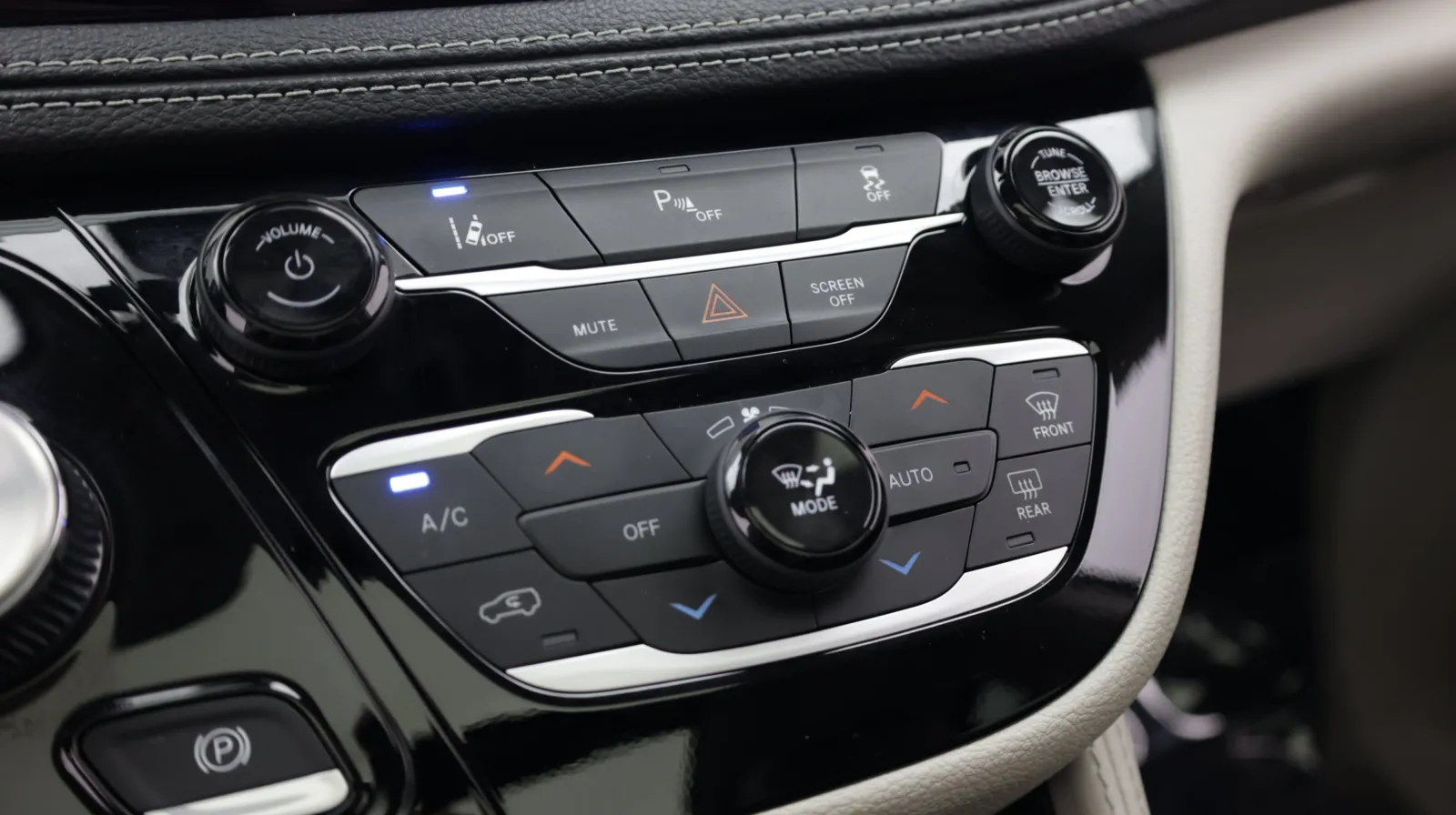 Chrysler Pacifica photo 21