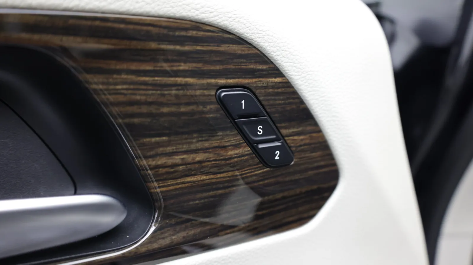 Chrysler Pacifica photo 15