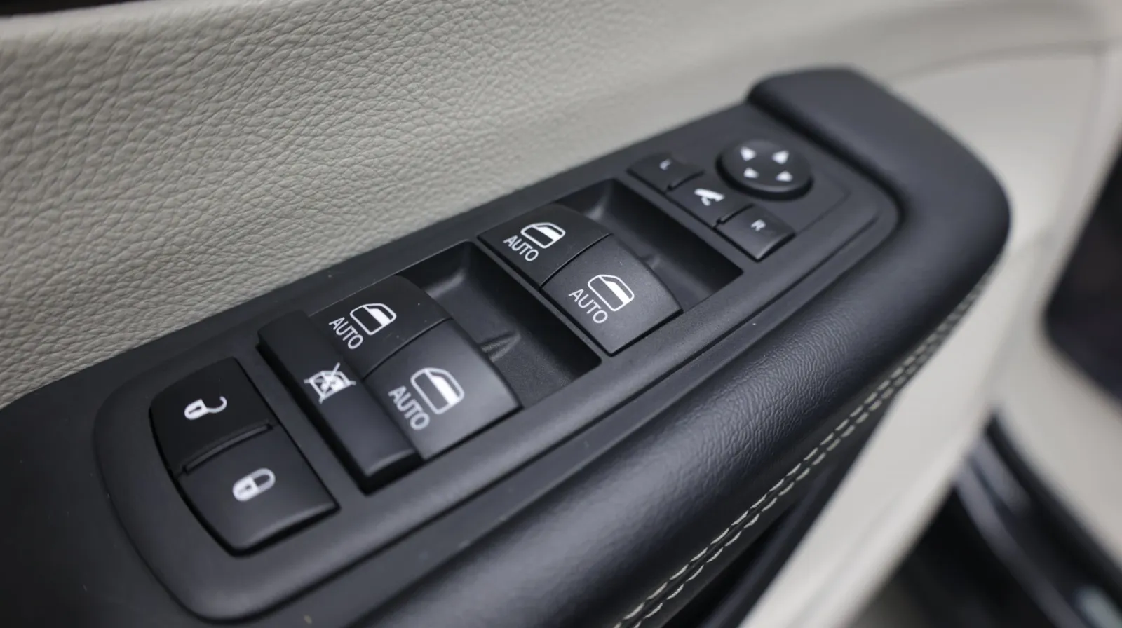 Chrysler Pacifica photo 14