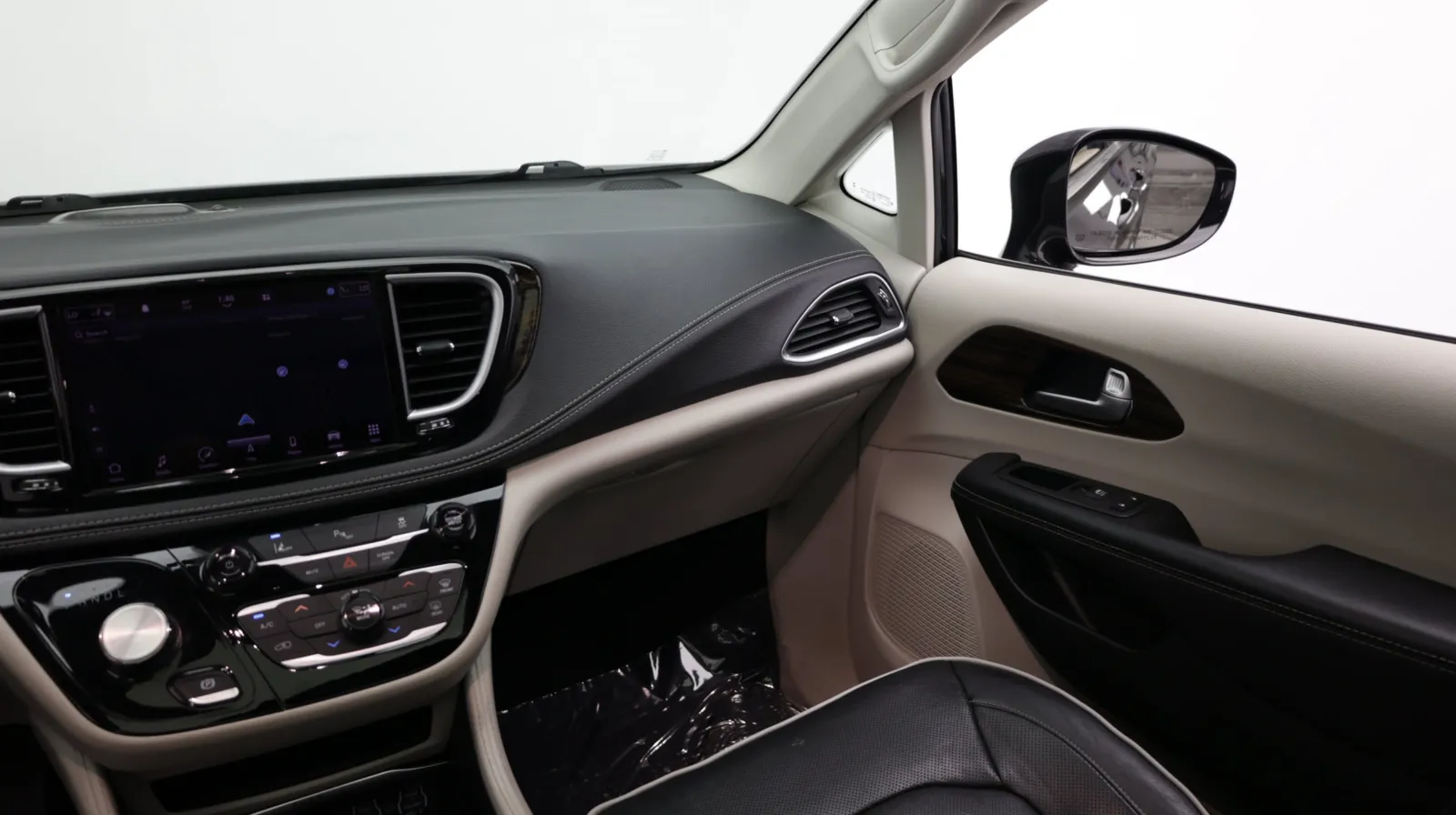 Chrysler Pacifica photo 33