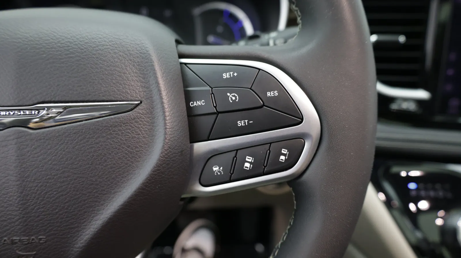 Chrysler Pacifica photo 25