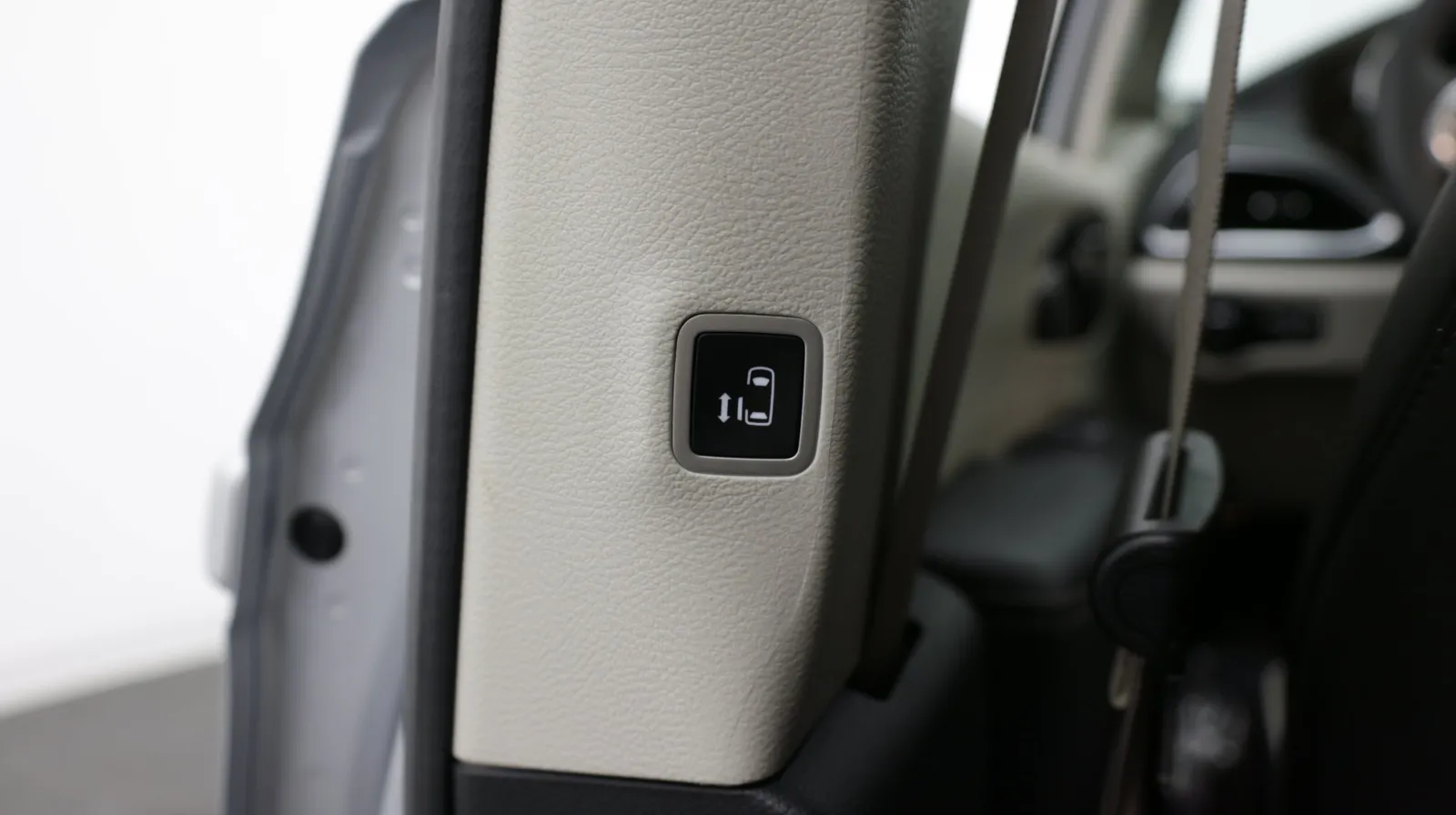 Chrysler Pacifica photo 28