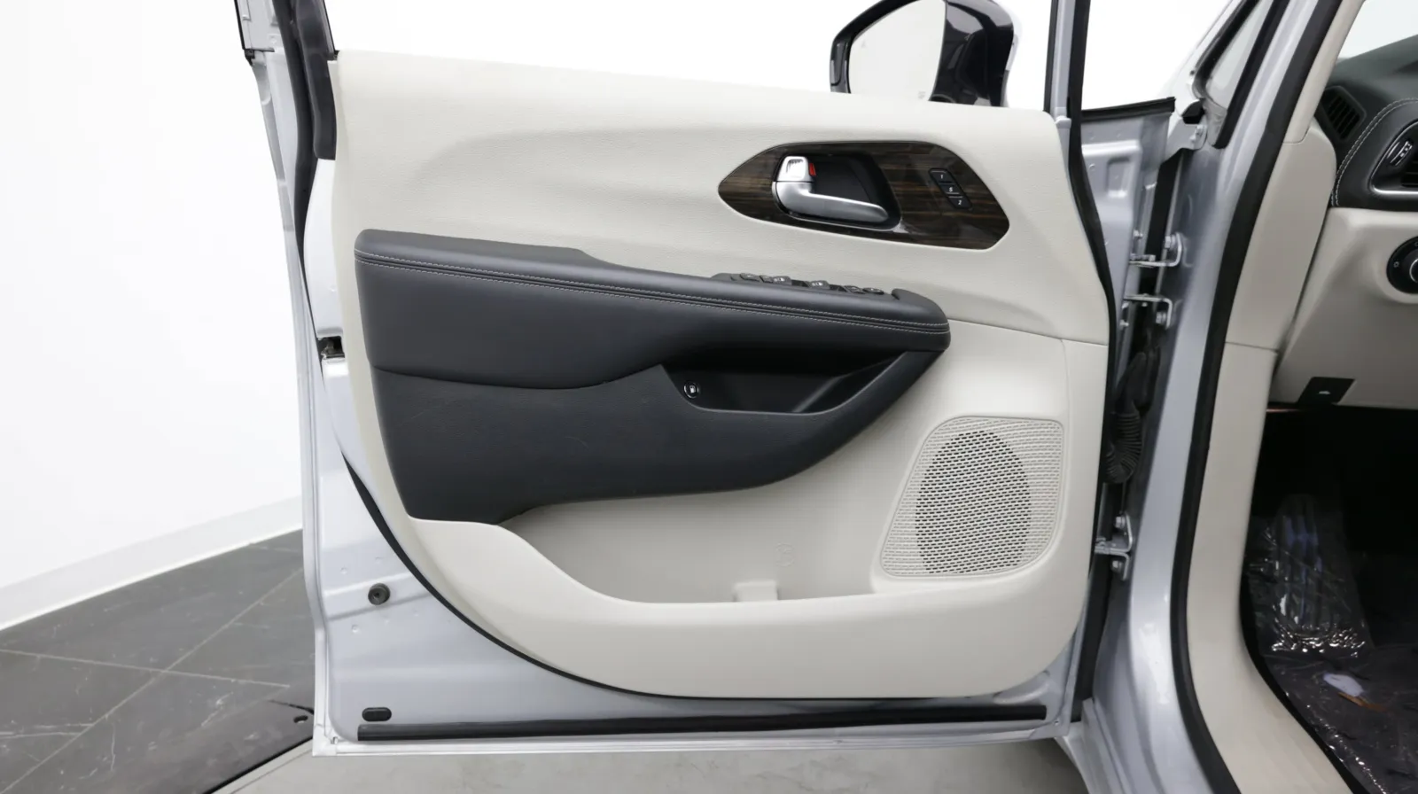 Chrysler Pacifica photo 10