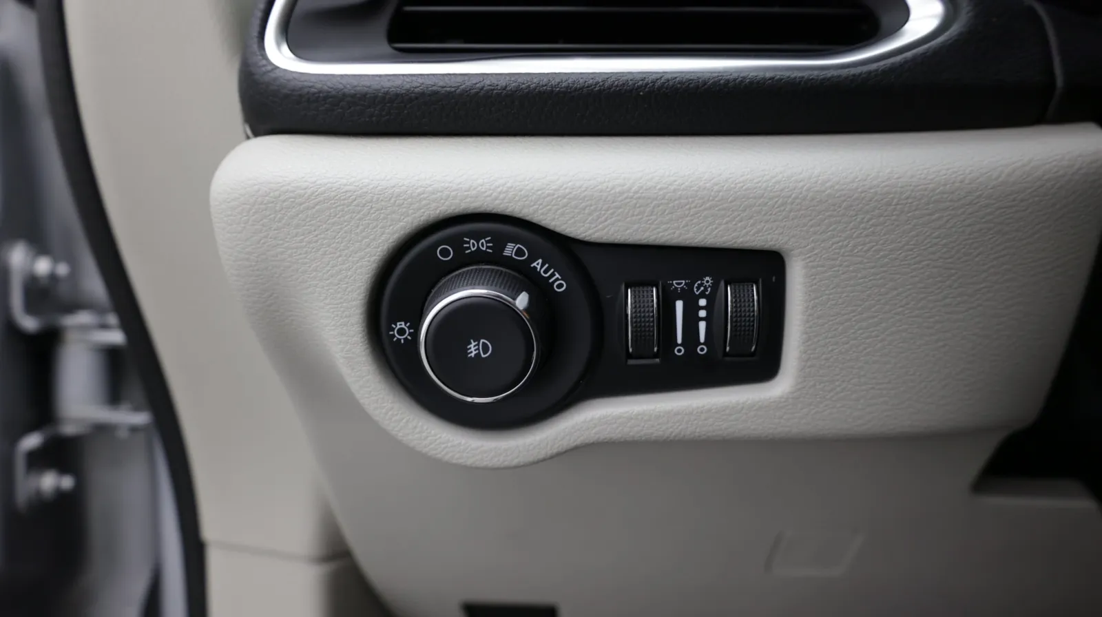 Chrysler Pacifica photo 17