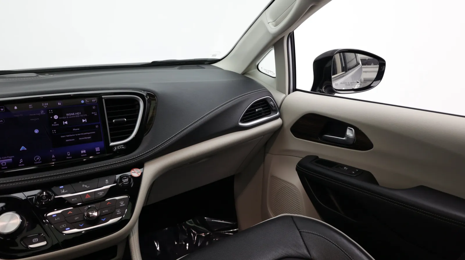 Chrysler Pacifica photo 32