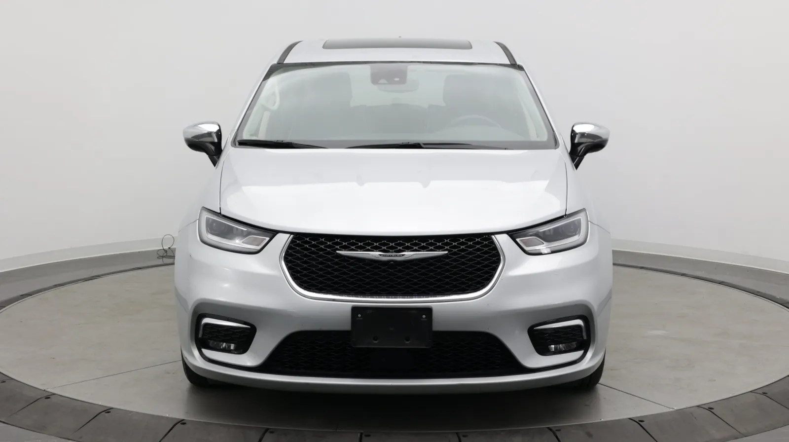 Chrysler Pacifica photo 2