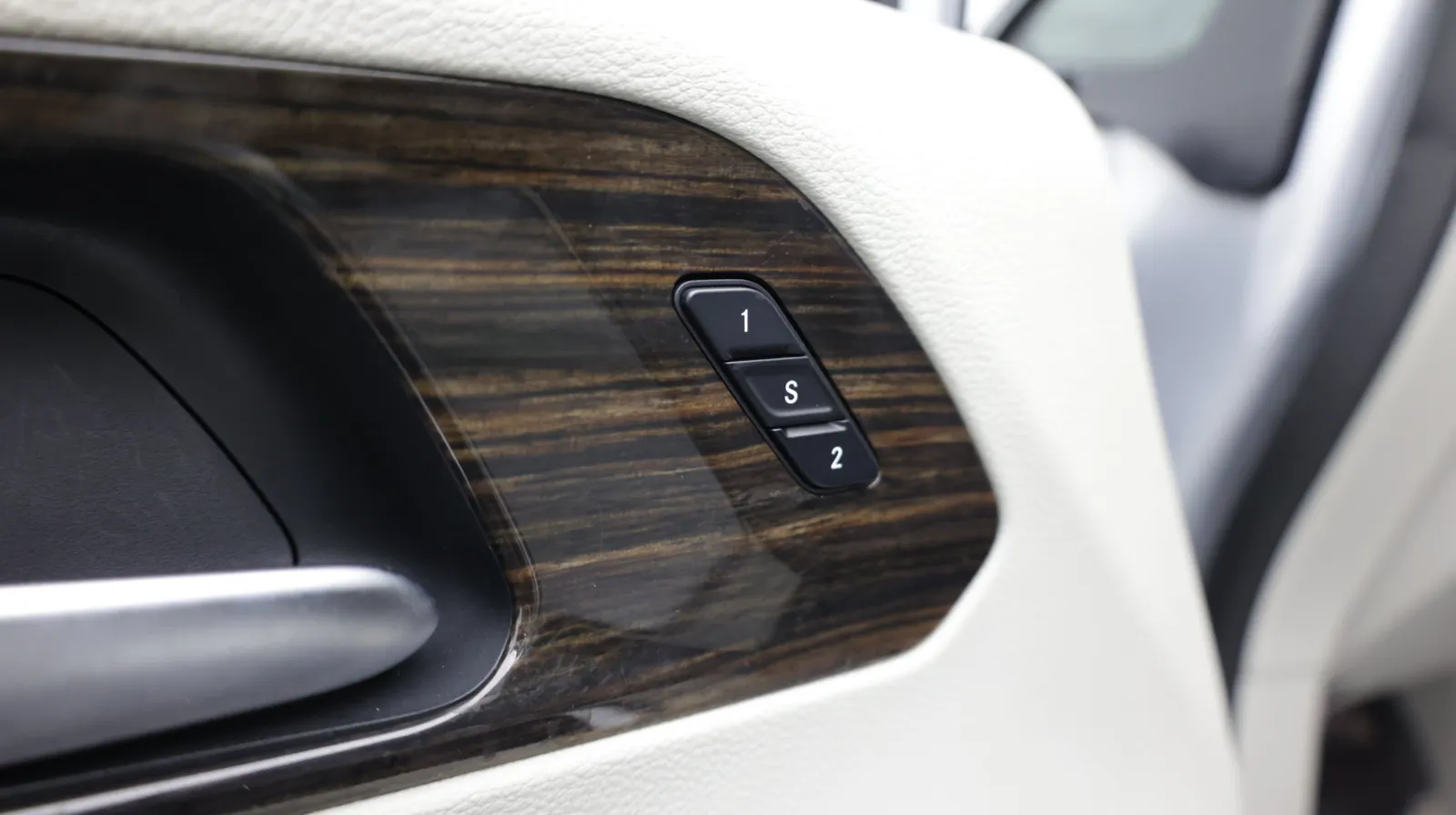 Chrysler Pacifica photo 13