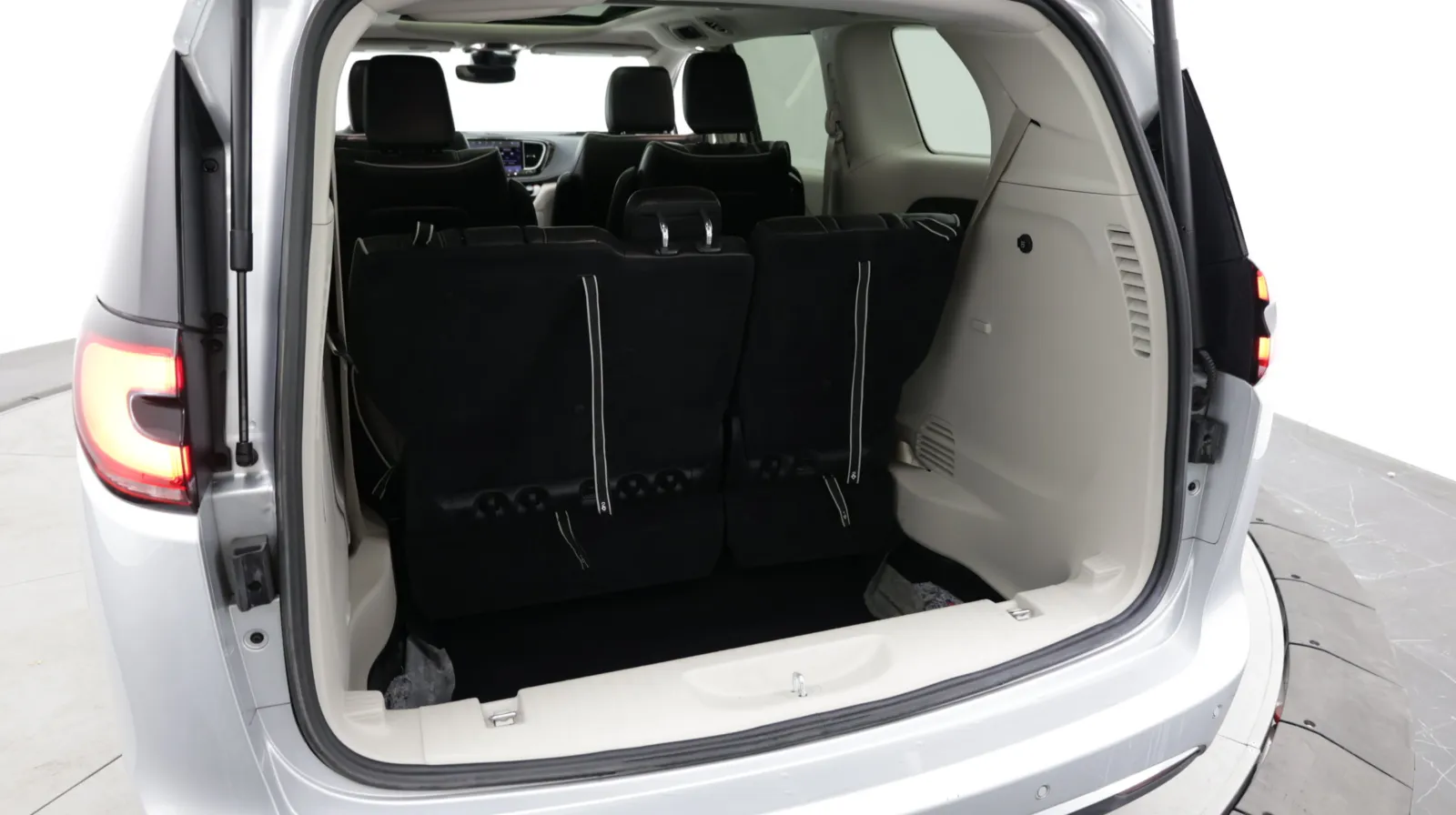 Chrysler Pacifica photo 34