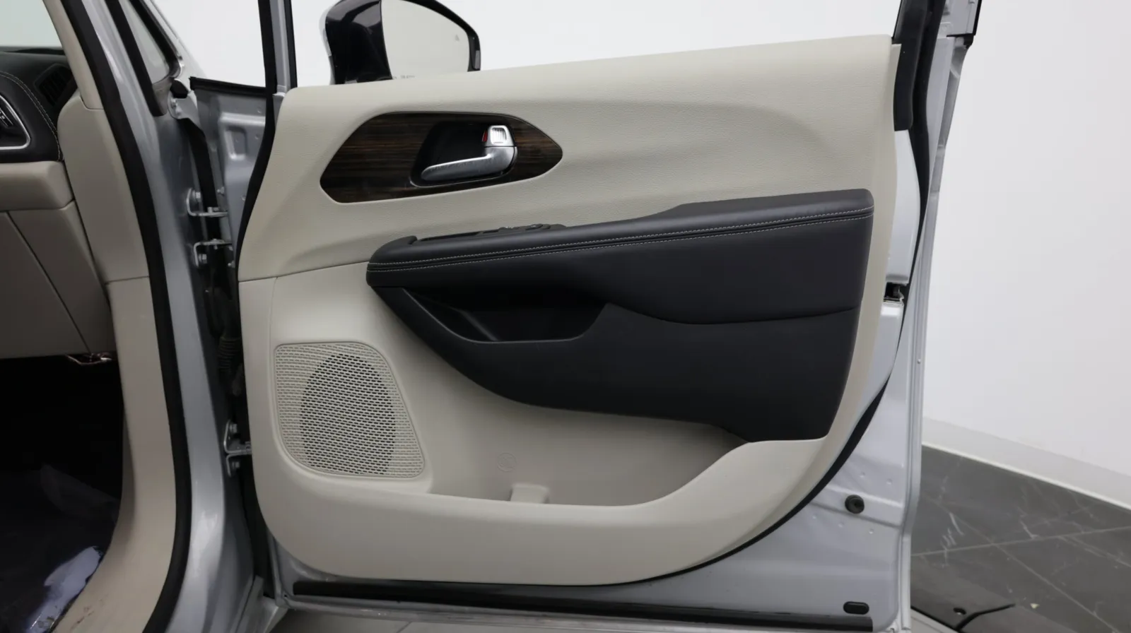 Chrysler Pacifica photo 37