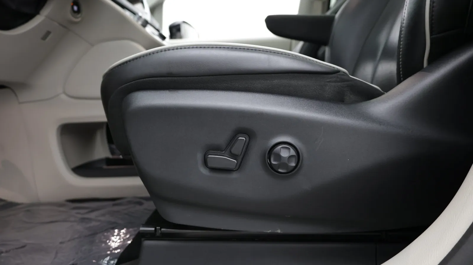 Chrysler Pacifica photo 14