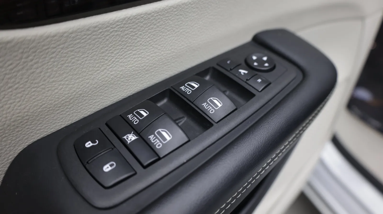 Chrysler Pacifica photo 12