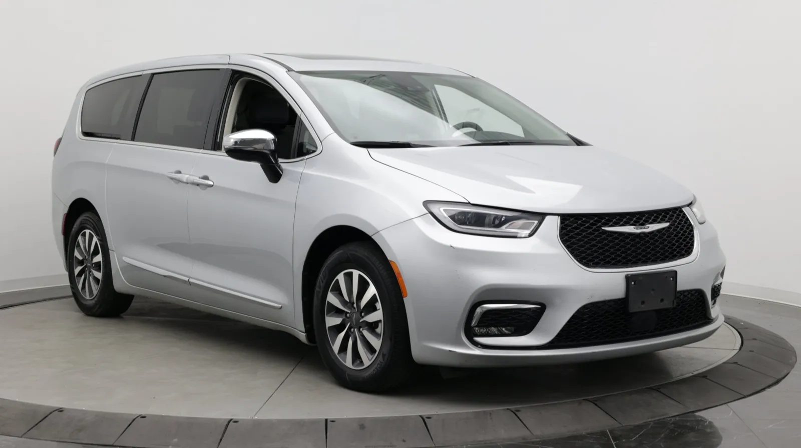 Chrysler Pacifica photo 3