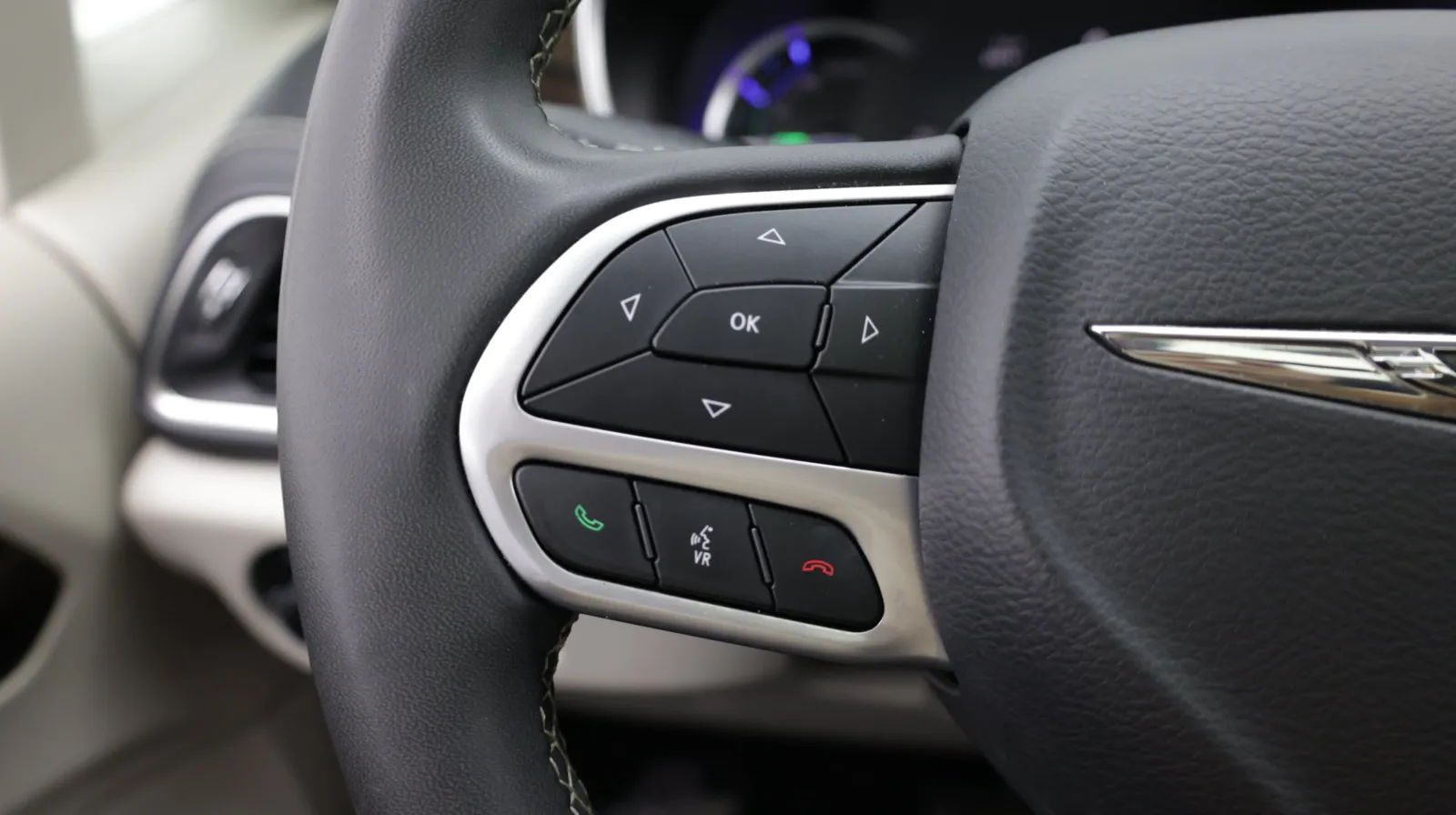 Chrysler Pacifica photo 22