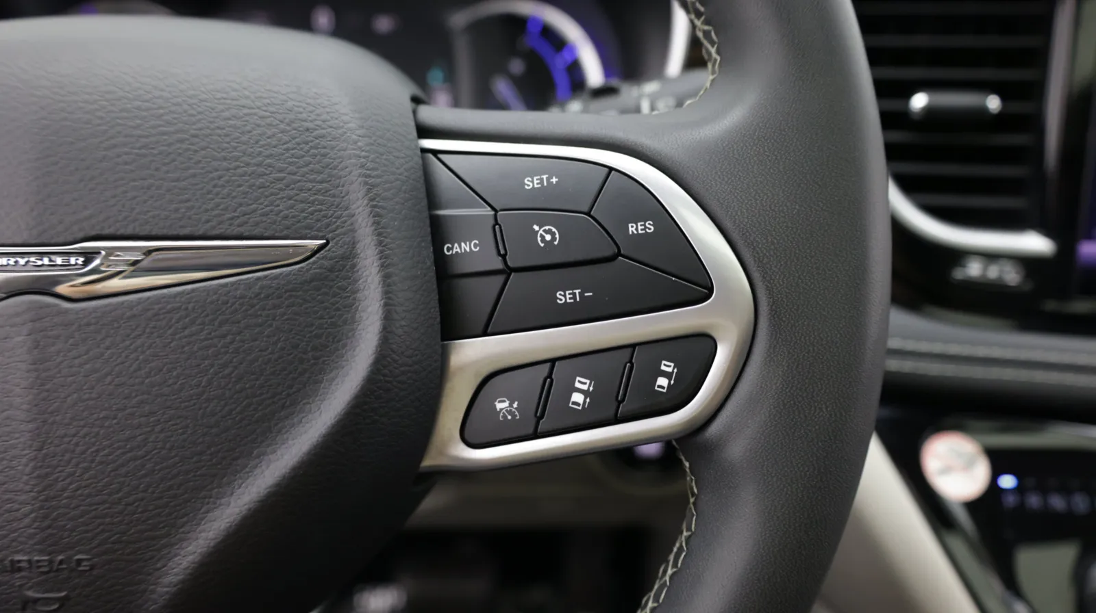 Chrysler Pacifica photo 23