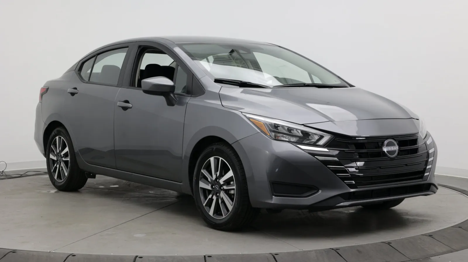 Nissan Versa photo 3
