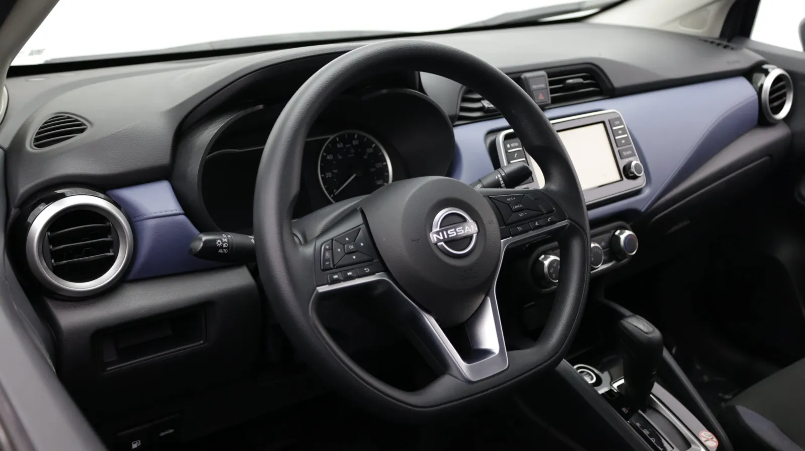 Nissan Versa photo 8