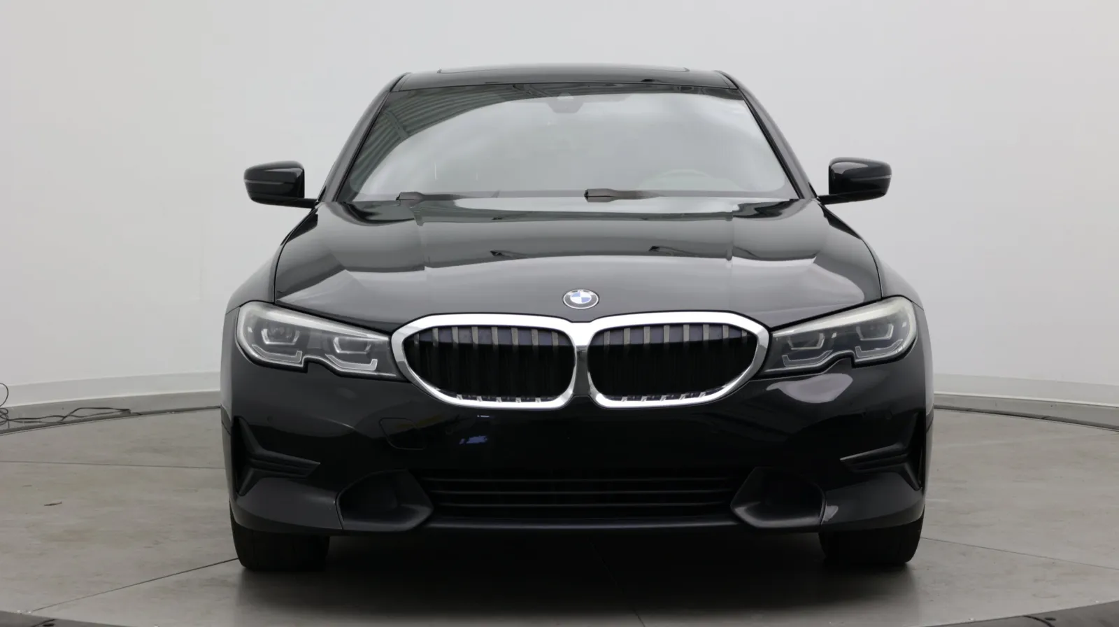 BMW 3 Series photo 2