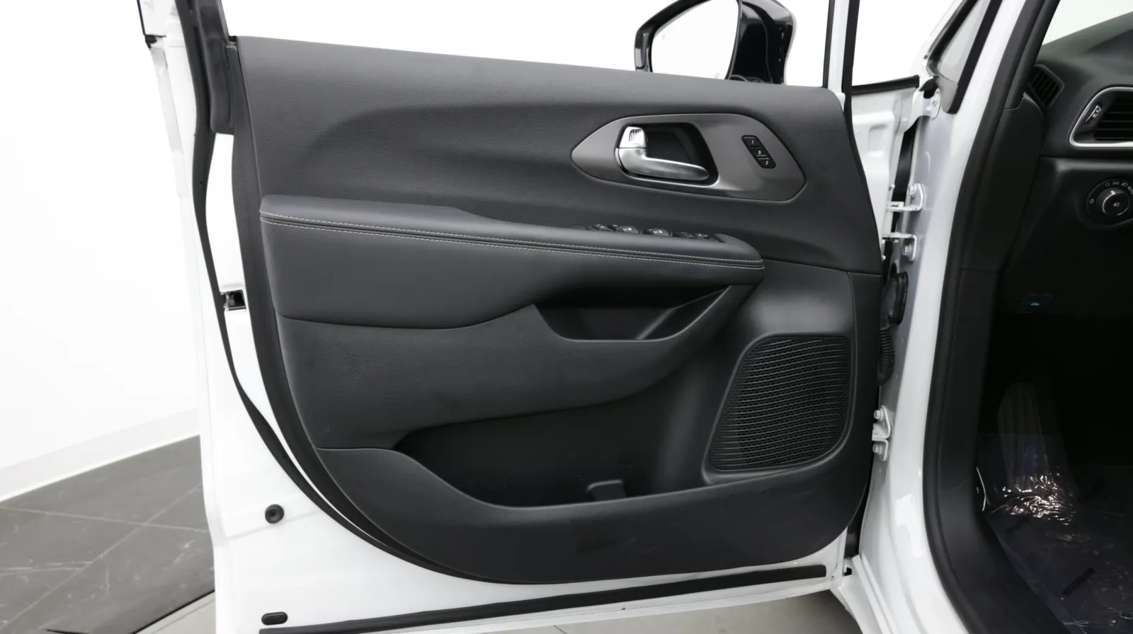 Chrysler Pacifica photo 10