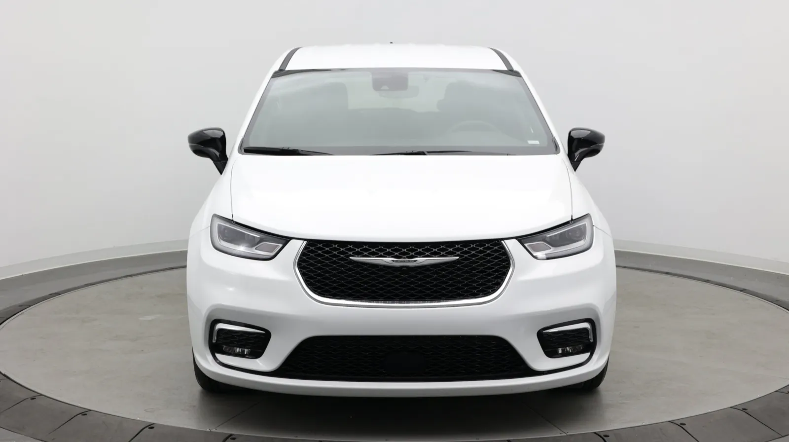 Chrysler Pacifica photo 2