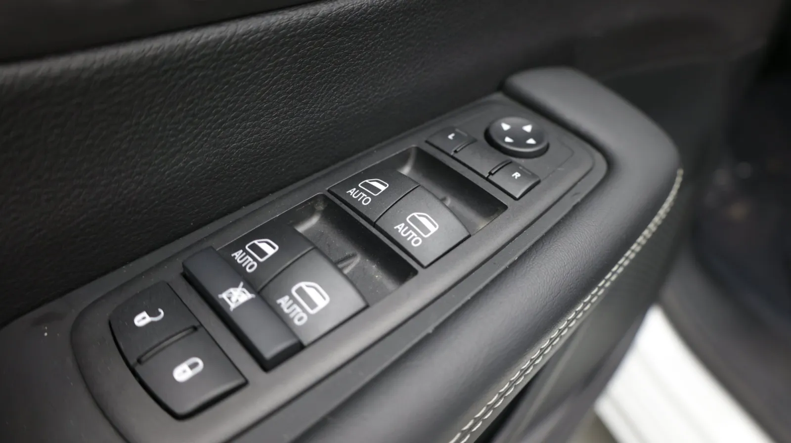 Chrysler Pacifica photo 12