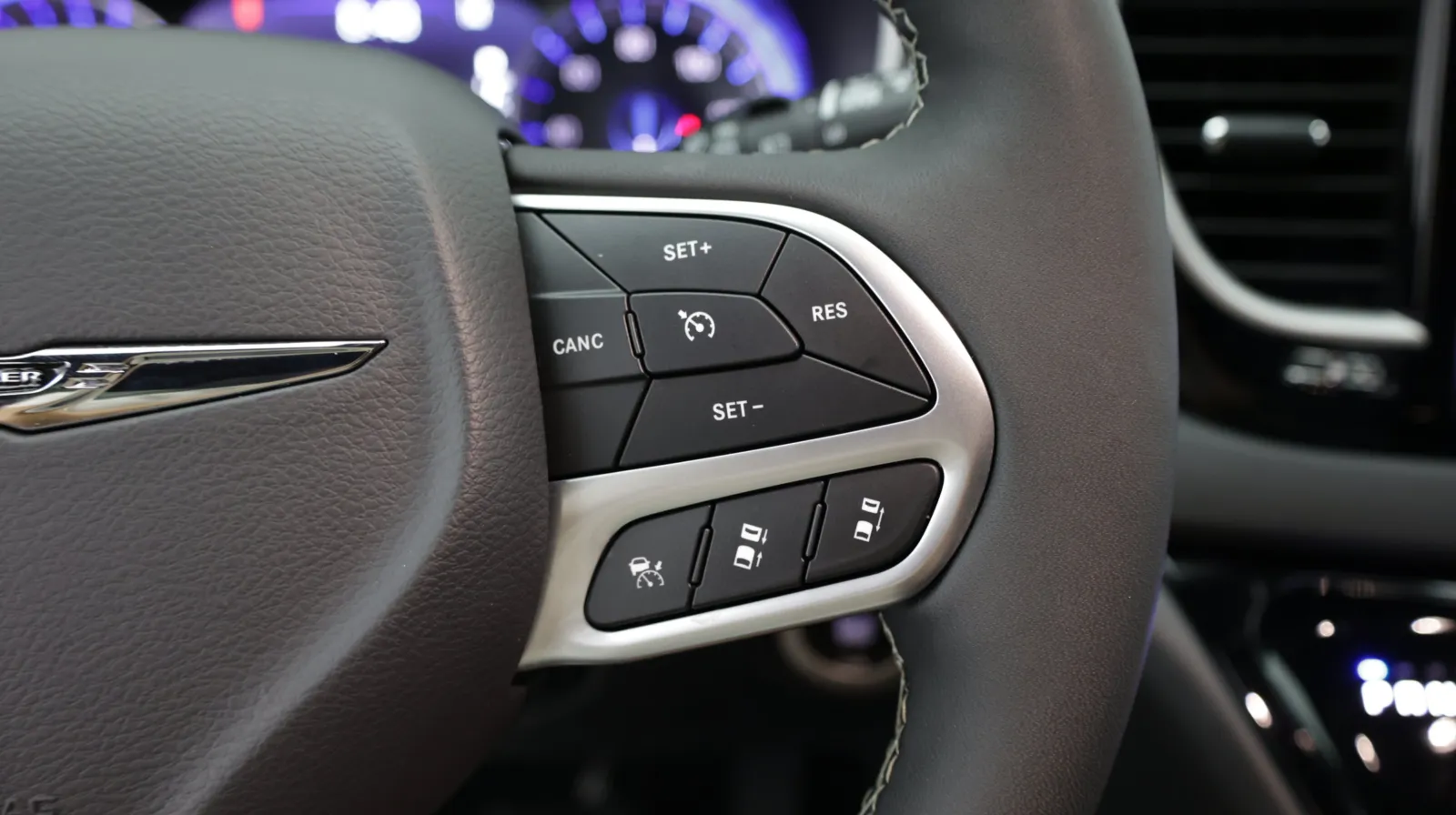 Chrysler Pacifica photo 23